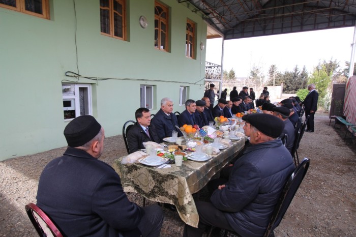 Rəcəb Babaşov aprel şəhidlərinin məzarını ziyarət etdi - FOTOLAR